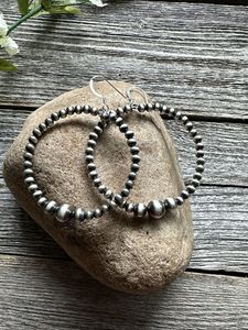 Boucles d'oreilles créoles élégantes en argent sterling oxydé avec perles, 2,6 pouces, courbes élégantes, estampées 925, pour les fêtes - Product Image 2