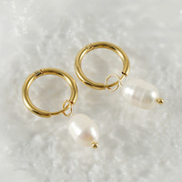 Boucles d'oreilles créoles ovales avec perles pendantes en acier inoxydable 304 plaqué or 18 carats sous vide, créoles articulées de 32 mm, bijoux à perles blanches pour femmes
