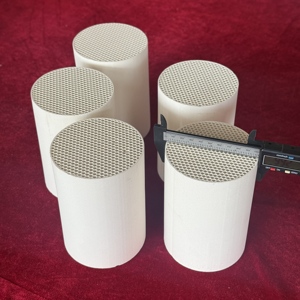 Piezas de cerámica de alta calidad utilizadas Doc para sustrato de cordierita de panal de cerámica industrial de vehículos en patrón cilíndrico cuadrado - Product Image 4