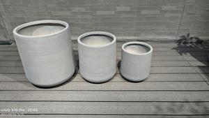 Grands pots décoratifs gris larges avec pieds de jardin - en pierre synthétique écologique, imperméable et durable - Product Image 3