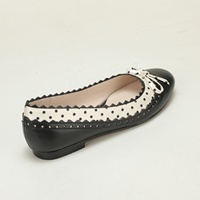 Chaussures plates à bout rond à pois noirs et blancs style vintage américain avec nœud à pois et bord festonné, idéales pour le quotidien et les trajets.