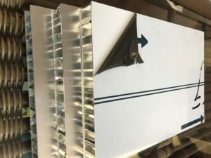 Léger en aluminium durable moderne <span class=keywords><strong>de</strong></span> panneau <span class=keywords><strong>de</strong></span> nid d'abeilles ignifuge <span class=keywords><strong>pour</strong></span> la séparation <span class=keywords><strong>de</strong></span> <span class=keywords><strong>plan</strong></span> <span class=keywords><strong>de</strong></span> <span class=keywords><strong>travail</strong></span> - Product Image 2