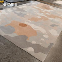 Tapis artisanal en laine et fibres de bambou avec support en coton durable, motif sculpté, idéal pour salles d'exposition, galeries d'art et hôtellerie