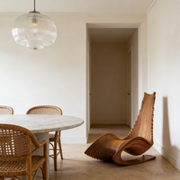 Fauteuil lounge en bois paramétrique de luxe, siège d'appoint sculptural haut de gamme, design ergonomique à lattes ondulées, mobilier de décoration de bureau
