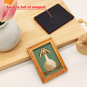 Un aimant de réfrigérateur en forme de livre en forme de canard blanc, avec une mini-peinture décorative amusante en bois et un design animalier créatif - Product Image 2
