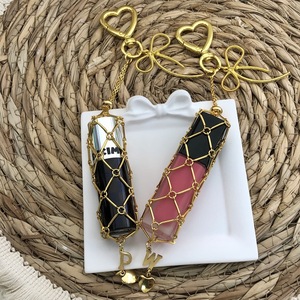 Portachiavi in acciaio inossidabile con lettera dorata a forma di <span class=keywords><strong>cuore</strong></span>, stile INS, semplice e alla moda, con piccolo specchietto e porta rossetto. - Product Image 1