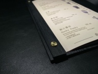 Porte-menu minimaliste en bois style pince, support de menu individuel A4 en bois noir avec rivets pour fixation, couvercle de dossier pour menus