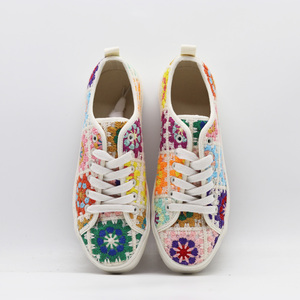 Baskets plateforme bohèmes rétro en patchwork carré crocheté à la main avec lacets et semelle blanche – Chaussures colorées pour femmes - Product Image 4