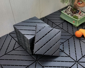 Dalles de terrasse emboîtables modernes en <span class=keywords><strong>PVC</strong></span> à grain de bois pour <span class=keywords><strong>pose</strong></span> rapide, idéales pour les chantiers de construction et les sols temporaires extérieurs - Product Image 3