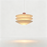 Lustre suspendu de forme conique inspiré des designers italiens, idéal pour les salons, les hôtels, les maisons d'hôtes et les chambres.