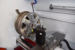 Torno CNC de Corte de Diamante de Alta Eficiencia para Reparación de Ruedas CK6160Q - Product Image 3