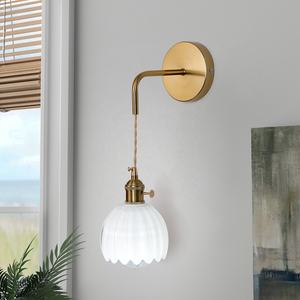 เชิงเทียนติดผนังกระจกนมสไตล์ยุโรปหรูหราสำหรับห้องนั่งเล่นโคมไฟติดผนังที่ทันสมัย - Product Image 2