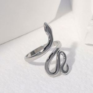 Anillo de moda retro europeo-americano de tendencia, transfronterizo, infantil, con personalidad, abierto, con forma de serpiente, con piedra de concha, chapado en oro. - Product Image 2