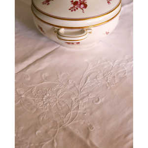 Mantel de Lino Blanco con Bordado Floral a Mano, Diseño Rectangular a Rayas para Comedor, Bodas y Hoteles - Product Image 2