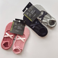 Chaussettes de yoga antidérapantes personnalisées en gros avec logo OEM, avec sangles croisées, chaussettes de Pilates et de barre antidérapantes, chaussettes de yoga en coton pour femmes