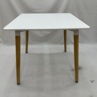 Table minimaliste avec plateau blanc lisse, pieds en bois naturel, bureau moderne multifonctionnel, petite table à manger pour appartement, balcon