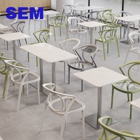 SEM Fabrik-Sonderanfertigung Kantinen- und Schnellrestaurant-Esstisch-Set mit 4 Stühlen, Gesinterter Steinplatte und Acryl-PP-Stühlen