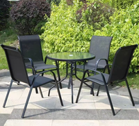 Chaise d'extérieur empilable moderne en tube d'acier noir avec tissu Teslin, design empilable populaire pour jardin, restaurant, salle à manger, rotin