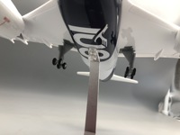 Modelo de Avión de Resina Yiguan 787 Edición Centenario de Lufthansa, 43 cm, con Luces Activadas por Voz, Ruedas y Simulación Estática