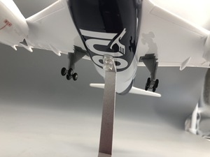Modèle d'avion en résine Yiguan 787 Lufthansa Centennial Edition 43cm avec éclairage à commande vocale et roues simulées statiques - Product Image 5