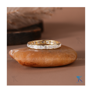 Anillo de Oro de 10K con Doble Hilera de Diamantes en Forma de Chevron, Anillo Apilable Atemporal con Piedras Brillantes, Elegante Anillo de Boda para Mujer - Product Image 1