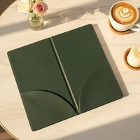 Couverture de menu moderne en cuir PU avec 2 pochettes pour cartes, logo gaufré, design portable pour cadeaux promotionnels de café/bar
