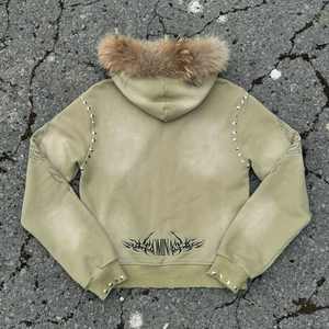 هوديز رجالية مخصصة بطباعة DTG على قماش تيري الفرنسي القطني، بتصميم مقصوص ورسومات مطبوعة، مع غسيل حمضي وسحاب وغطاء رأس من الفرو الصناعي - Product Image 3