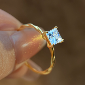 Anillo de Compromiso de Plata 925 con Moissanita Corte Princesa VVS, Engaste de Puntas, Joyería de Lujo para Mujer, Chapado en Oro - Product Image 4