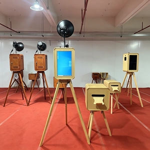 Photomaton rétro en bois avec écran tactile double face pour la location de mariages, avec mise à niveau du matériel et logo laser personnalisé - Product Image 4