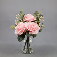 Fleurs artificielles roses de 34 cm de haut, tiges d'eucalyptus mélangées dans un verre à eau
