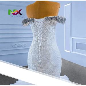 ชุดแต่งงานเจ้าหญิงทรงทรัมเป็ตแบบสั่งตัดพิเศษ ดีไซน์เกาะอก แต่งลูกไม้ผูกด้านหลัง ประดับลูกปัดและเลื่อมระยิบระยับ พร้อมระบายหรูหรา - Product Image 4