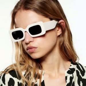 Vente en gros de lunettes de soleil carrées surdimensionnées tendance pour femmes, monture large, lunettes de soleil rectangulaires blanches pour femmes - Product Image 2