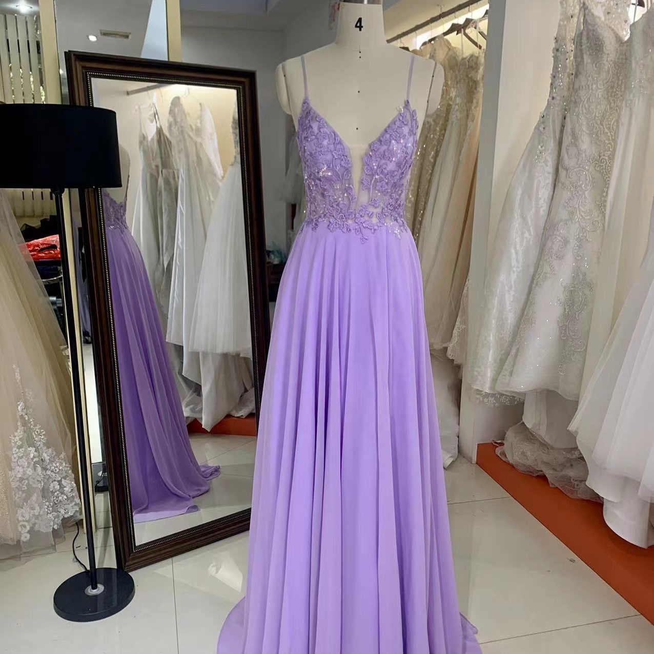 A Linha Chiffon Saia Spaghetti Straps Lilac Prom Dresses Pavimento Comprimento Perna Aberto Formal Natural OEM Serviço Bordado Organza