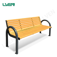 Banc public d'extérieur avec structure carbonisée et assise en bois massif, surface en bois massif et structure métallique, bancs d'extérieur bon marché fabriqués en usine
