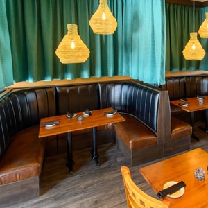 Banquette en cuir double style rétro américain et européen, assise dos à dos, mobilier de restaurant et d'hôtel inspiré des pubs britanniques - Product Image 1