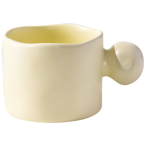 Tasse à café rétro simple Moyi, tasse à café en céramique de haute qualité pour la maison avec poignées verticales à rayures et soucoupe - Product Image 5