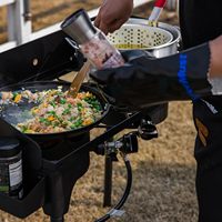 Réchaud à gaz portable à double brûleur pour l'extérieur avec pare-vent et pieds pliables pour le camping, le barbecue, la brasserie artisanale et la terrasse