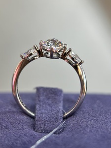 Bague de fiançailles et de mariage en diamant de laboratoire blanc D VS1 de 1 carat, forme coussin, en platine PT950 - Product Image 3