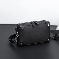 Sac bandoulière messager pour homme, grande capacité, coque rigide, décoré de rivets, imperméable et durable, vente en gros, personnalisable en usine
