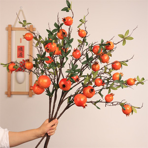 Qingyu Chronicle Branches artificielles de grenade rouge orangé 90g Décoration de bureau et de maison Accessoires de mariage et du Nouvel An Chinois - Product Image 1