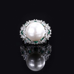 Anillo de Alta Calidad con Baño de Oro sobre Cobre Ecológico, Diseño Floral con Perla y Concha Dorada de 14MM, para Uso Diario Elegante - Product Image 5