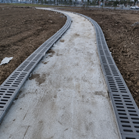 Canal de drainage en PRV (Plastique Renforcé de Fibres de Verre) pour la dérivation des eaux pluviales, idéal pour les allées de jardin et les sites commerciaux