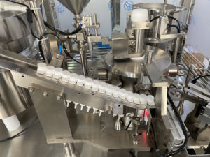 เครื่องบรรจุหลอดฉีดยาแบบเติมสำเร็จรูป ระบบบรรจุแบบปิดความเร็วสูงที่แม่นยำ เครื่องบรรจุหลอดฉีดยา - Product Image 4