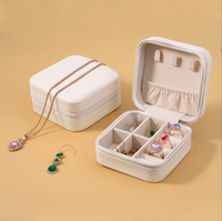 Boîte à bijoux portable en cuir PU personnalisée petit organisateur d'accessoires de voyage pour femmes conteneur de stockage pour boucles d'oreilles bagues