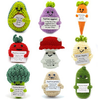 Afgewerkte handgebreide polyester bijen grappige positieve energie groente fruit poppen ornamenten hanger gemaakt in China