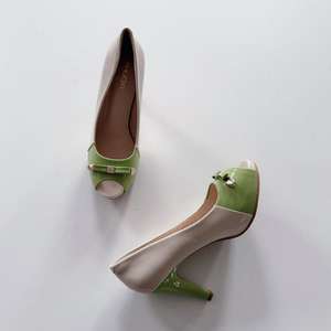 รองเท้าส้นสูงแบบเปิดนิ้วเท้าสำหรับผู้หญิง ดีไซน์ใหม่ แต่งโบว์ ส้นเหลี่ยม ส้นหนา ระบายอากาศได้ดี ใส่ได้หลายโอกาส สวมใส่สบาย - Product Image 4