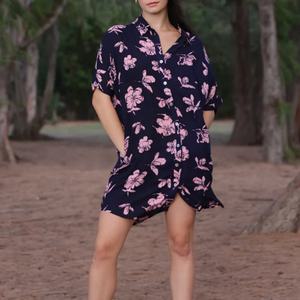 ชุดเดรสผ้าเรยอนพิมพ์ลายสไตล์ฮาวาย ระบายอากาศได้ดี ผิวสัมผัสนุ่มสบาย ผลิตตามแบบ OEM ซักแล้ว พร้อมส่ง - Product Image 1