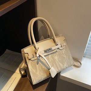 Sac fourre-tout décontracté structuré moderne pour femme - Sac à main texturé inspiré avec fermoir à fermoirs, poignée supérieure et bandoulière amovible en PU - Product Image 4