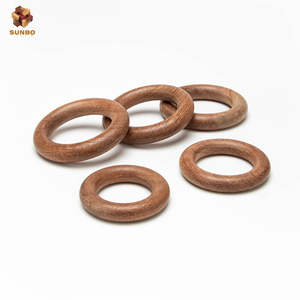 SUNBO Offre spéciale Bague ronde en bois <span class=keywords><strong>massif</strong></span> fabriquée en bois de <span class=keywords><strong>noyer</strong></span> naturel de haute qualité, polie, polie et grossière - Product Image 1
