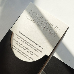 Busta in Carta Texturizzata Nera 300gsm Personalizzata con Logo, Formato A6, con Stampa Opaca e Finitura Goffrata per Biglietti di Ringraziamento - Product Image 5